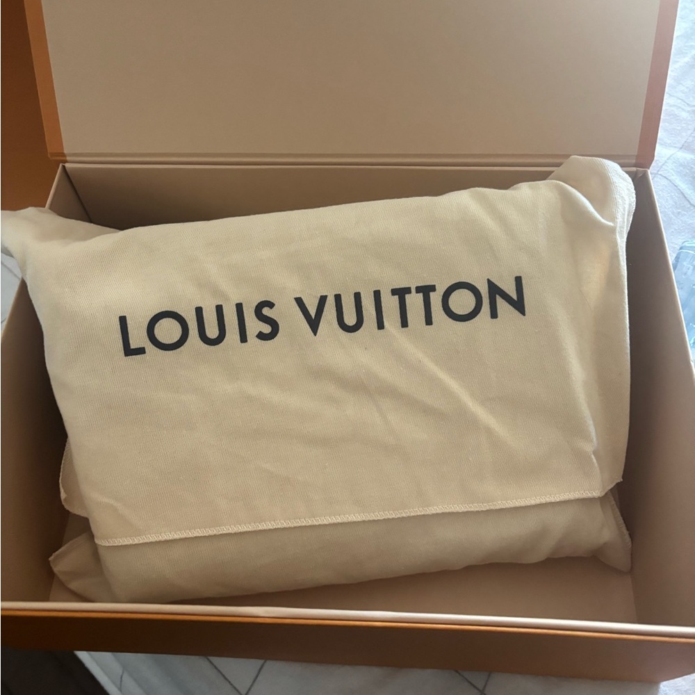 Louis Vuitton Black Belt Bag with Monogram Design - Picture 4 of 12